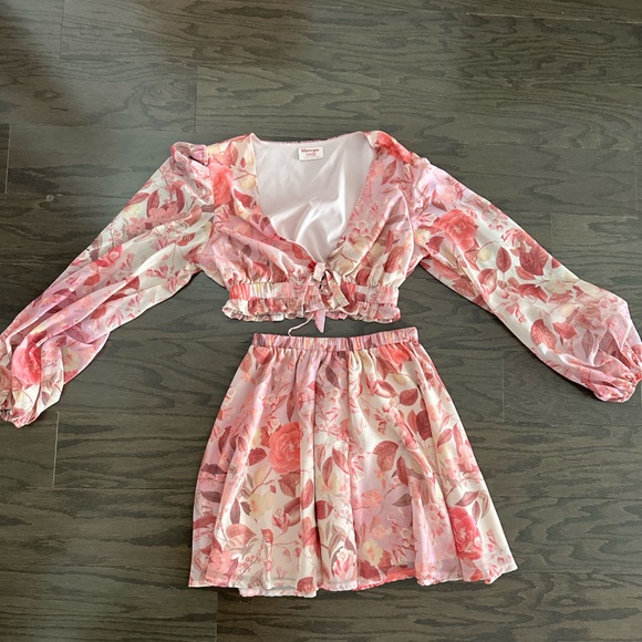 Showpo. Dresses & Skirts - Showpo two piece floral set